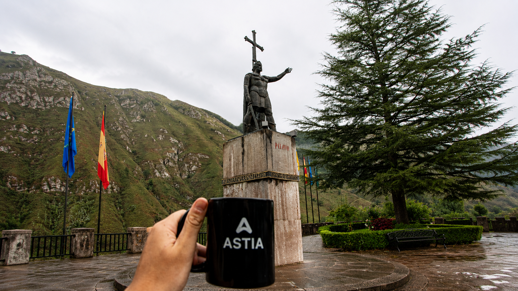 Taza de Astia frente a la estatua de Pelayo en Covadonga