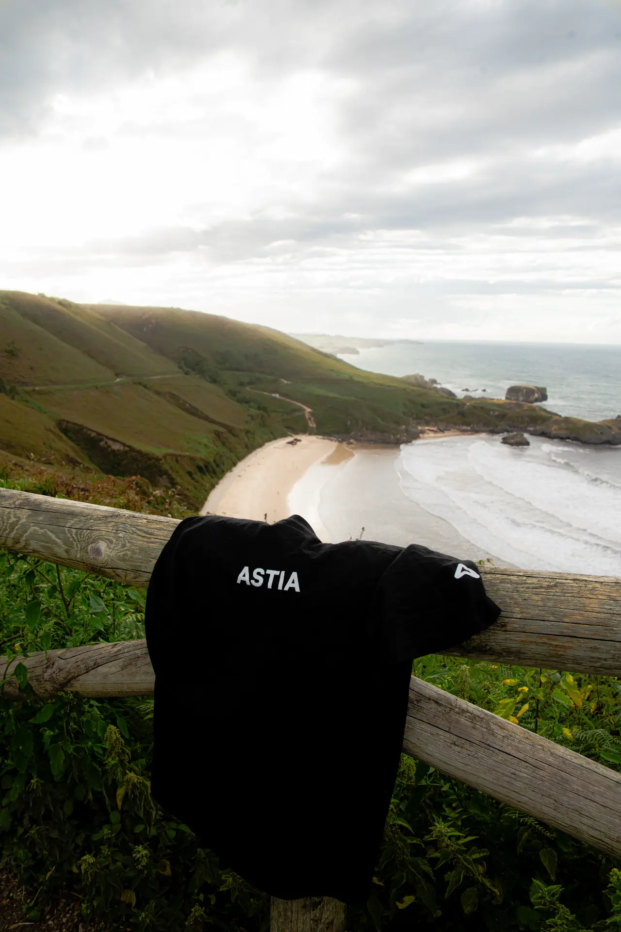 Sudadera de Astia con vistas a la playa de Torimbia