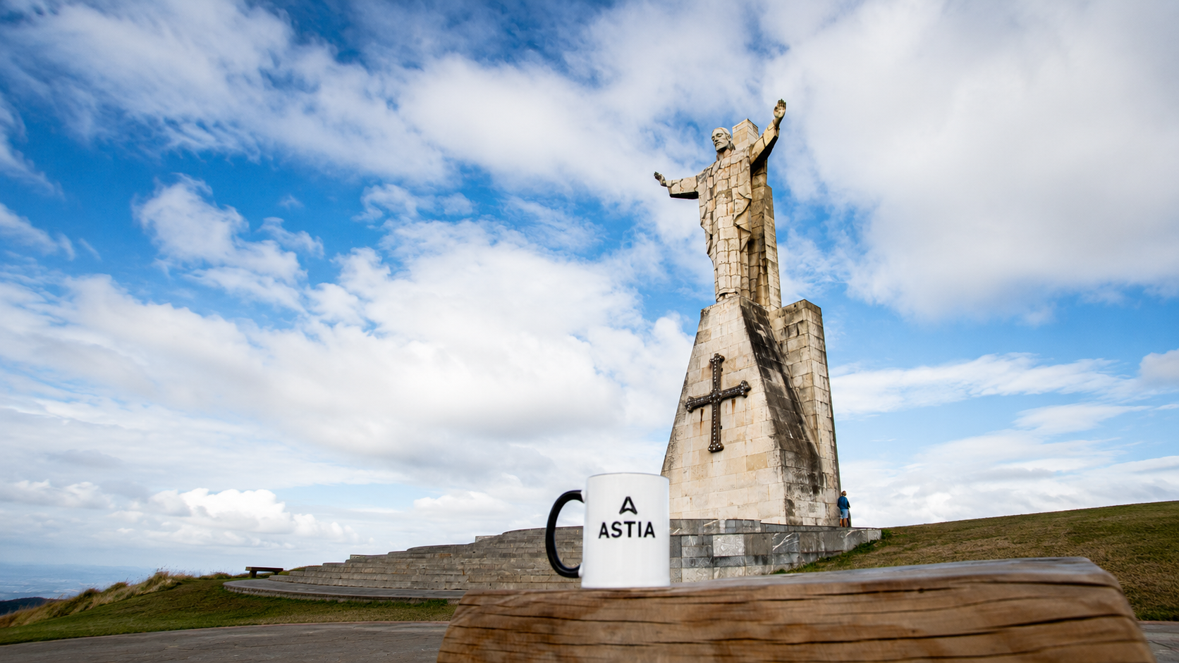 Taza de Astia ante el Cristo del Naranco, en Oviedo
