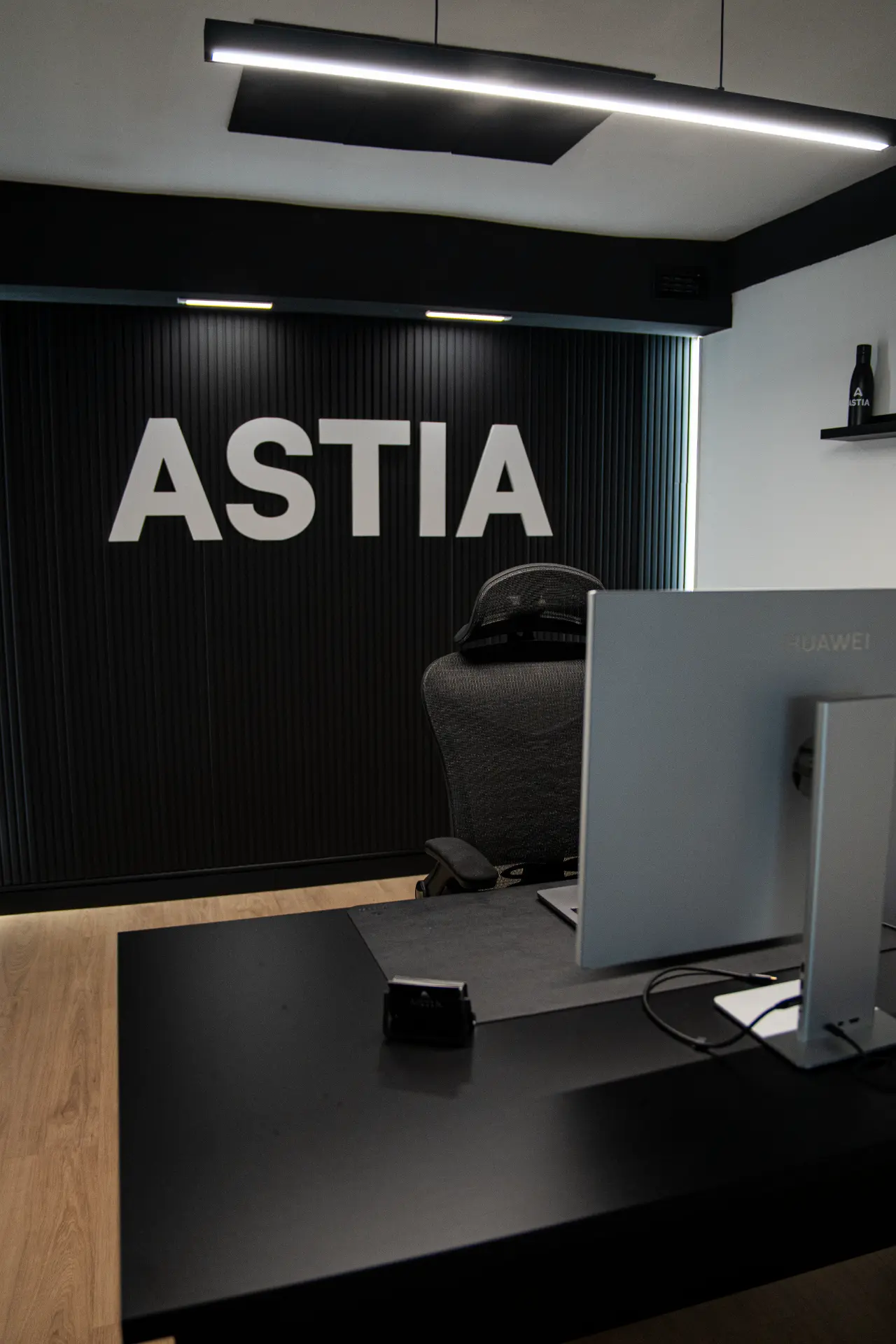 Oficinas de Astia en Gijón, Asturias, con el logotipo en la pared