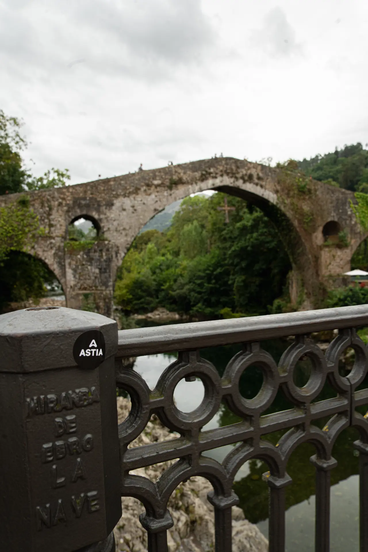 Pegatina de Astia en el Puente Romano de Cangas de Onís
