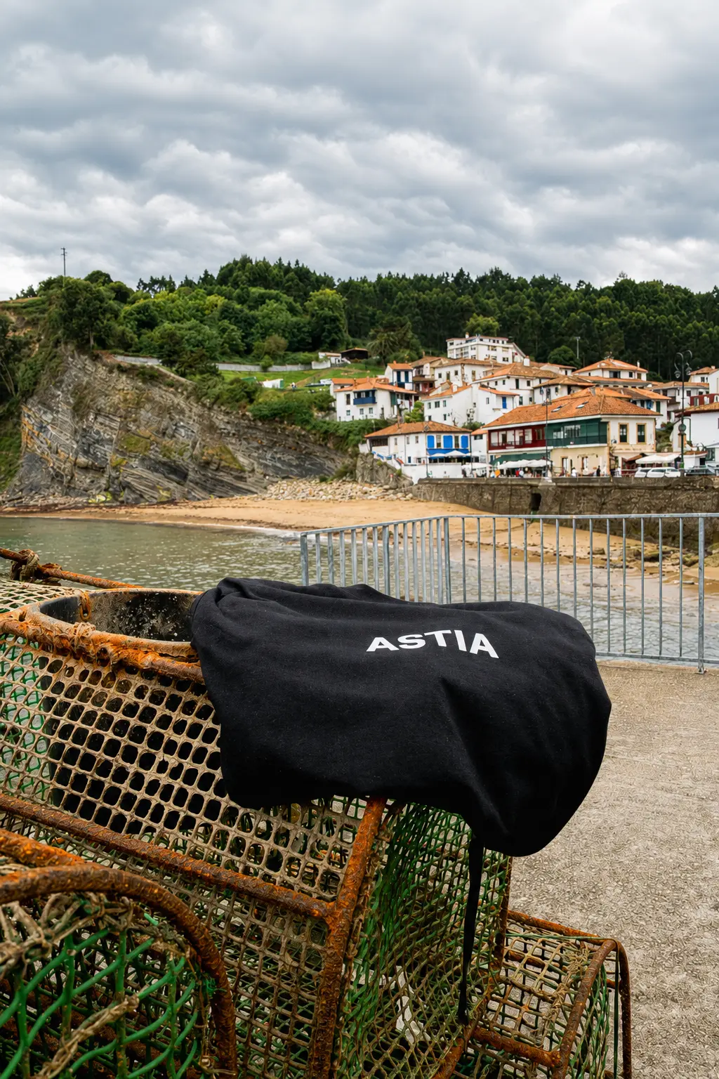 Sudadera de Astia en el puerto de Tazones