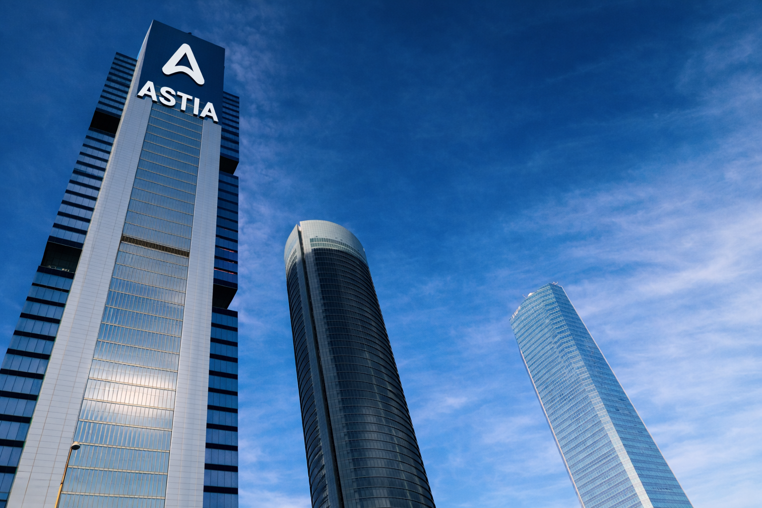 Torre corporativa con el logotipo de Astia