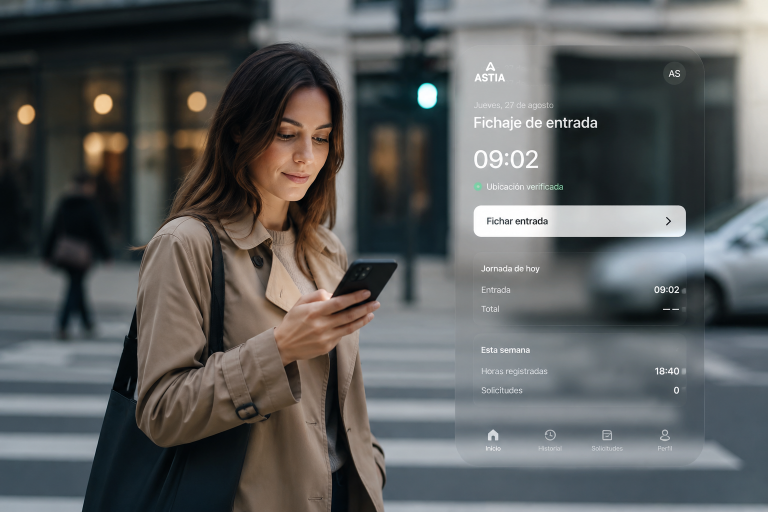 Persona fichando desde la aplicación móvil de Astia
