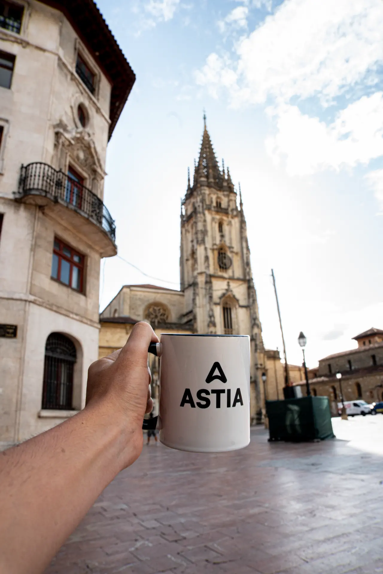 Taza de Astia frente a la Catedral de Oviedo